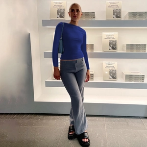 Dettaglio di un top a maniche lunghe blu navy dalla vestibilità slim con pantaloni grigi