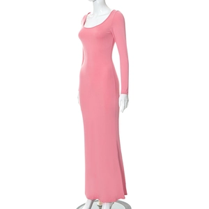 Vue détaillée d'une robe longue moulante à manches longues en tissu élastique rose