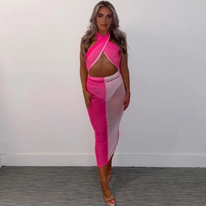 Details des pinkfarbenen Mesh-Zweiteilers mit Neckholder-Top und langem Rock