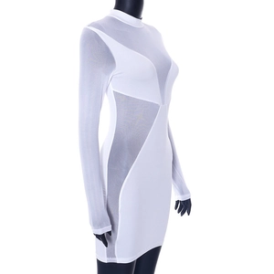 Dettaglio ravvicinato dell'abito corto bianco a maniche lunghe con inserti in mesh velato