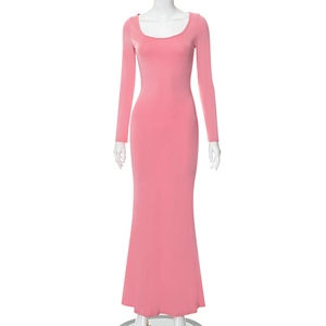 Détail de la texture du tissu et du décolleté en U de la robe longue rose moulante