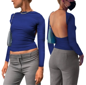 Dettaglio del top attillato a maniche lunghe con schiena scoperta in blu navy elasticizzato