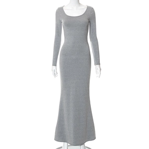 Détail du col dégagé et du tissu gris élastique de cette robe longue moulante à manches longues