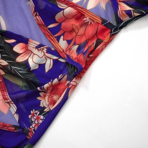 Detailweergave van tropische bloemenprint op mesh stof met contraststiksel