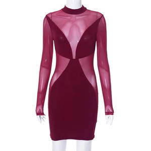 Dettaglio del patchwork in mesh bordeaux e design aderente su un abito corto a tubino