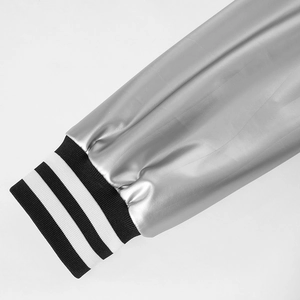 Detail des silbernen Metallic-PU-Lederärmels mit schwarz-weiß gestreiftem Rippbündchen