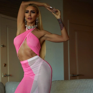 Details des pinkfarbenen Halter-Crop-Tops und des passenden Netz-Maxirocks für Damen