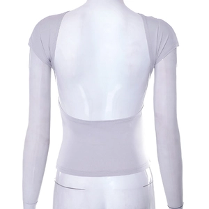 Detail of the back cutout and slim fit of this light gray short sleeve top for women