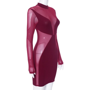 Dettaglio dell'abito mini bodycon bordeaux a maniche lunghe con inserto in rete su manichino