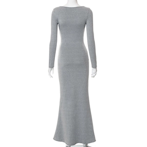 Détails de la robe longue grise ajustée à manches longues sur un mannequin d'exposition