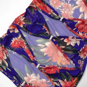 Detail van bloemenprint mesh jurk met sexy uitsparingen en zilveren gespen