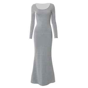 Gros plan d'une robe maxi moulante gris chiné à manches longues et tissu en maille côtelée