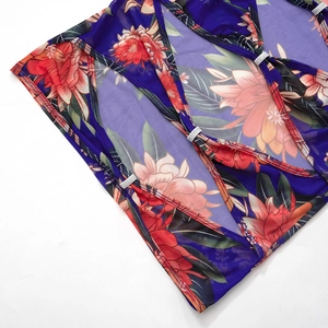 Detail van bloemenprint mesh stof met uitsparingen en een zilveren metalen ring