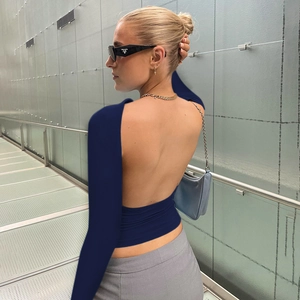 Dettaglio del top a maniche lunghe blu navy attillato con profondo scollo sulla schiena