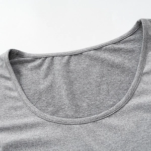 Détail du haut en maille gris chiné avec encolure en U et finitions de couture fines