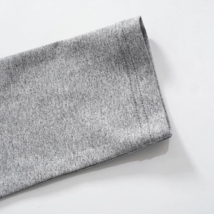 Détail du tissu en coton mélangé gris chiné avec des coutures à double aiguille précises