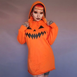 Dettaglio dell'abito con cappuccio arancione per Halloween con stampa zucca e lacci