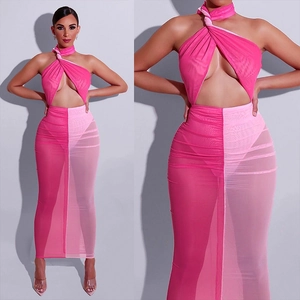 Detail von pinkem Mesh-Halterneck-Top und transparentem Maxirock im Colorblock-Design
