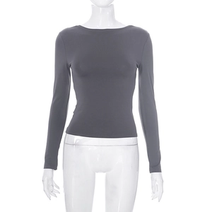 Dettaglio della maglia a maniche lunghe grigio scuro slim fit su manichino sfondo bianco