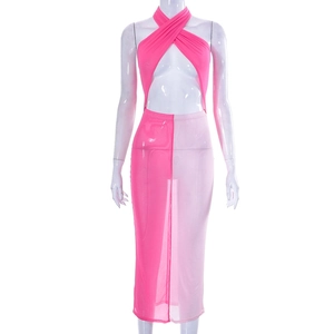 Detail eines rosa Zweiteilers mit Crossover-Halter-Top und farbigem Netz-Maxirock