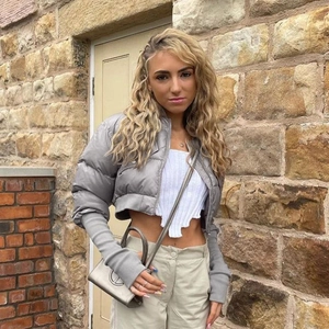 Women's cropped grey puffer jacket with ribbed cuffs and metallic matte finish