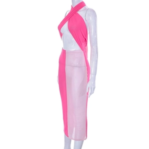 Detailansicht des Neckholder-Ausschnitts und der transparenten rosa Netzeinsätze am Kleid