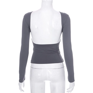 Dettaglio del top grigio scuro a maniche lunghe scollato sul retro con taglio squadrato