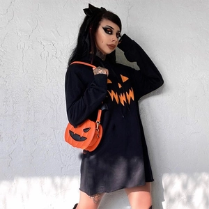 Dettaglio dell'abito con cappuccio nero di Halloween con stampa zucca e borsa 3D coordinata