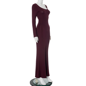 Vue latérale d'une robe longue bordeaux à manches longues sur un mannequin blanc