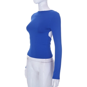 Dettaglio del top a maniche lunghe blu reale con elegante ritaglio laterale in vita sul manichino
