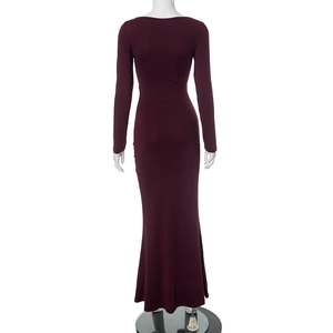Détail de la texture en maille bordeaux et de la coupe ajustée extensible de cette robe maxi