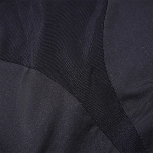 Dettaglio delle cuciture in mesh e tessuto a maglia nero su questo abito attillato