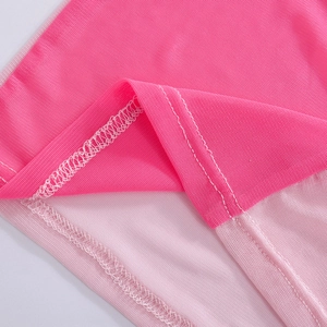 Detailaufnahme von leuchtend rosa Netzstoff mit hochwertiger verstärkter Nahtführung