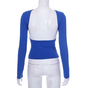 Dettaglio del top a maniche lunghe blu reale con sexy schiena scoperta e taglio aderente