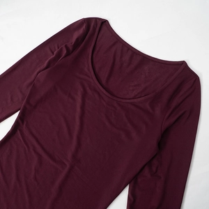 Vue à plat de la robe à manches longues bordeaux avec tricot lisse et col rond profond