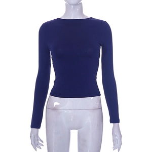 Dettaglio della maglia blu scuro a maniche lunghe slim fit con scollo rotondo