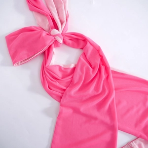 Detail aus weichem rosa Netzstoff mit zentralem Knoten am Halfter-Maxikleid
