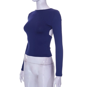 Dettaglio di maglia aderente blu navy a maniche lunghe con taglio in vita laterale