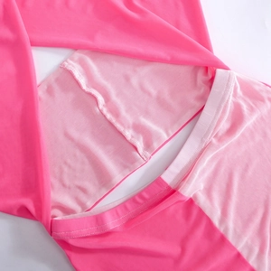 Detailansicht des rosa elastischen Netzstoffs mit feiner Doppelnaht und glatter Textur