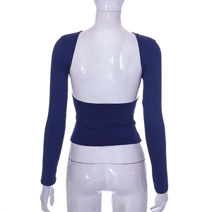Dettaglio di un top blu navy a maniche lunghe con un sexy design con schiena scoperta a U