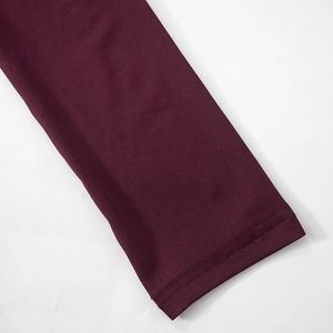 Détail du tissu en maille côtelée bordeaux avec couture à double aiguille de qualité