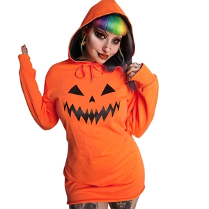 Dettaglio dell'abito a felpa arancione di Halloween con stampa classica di zucca e cappuccio