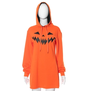 Dettaglio dell'abito con cappuccio arancione per Halloween con stampa di zucca e lacci