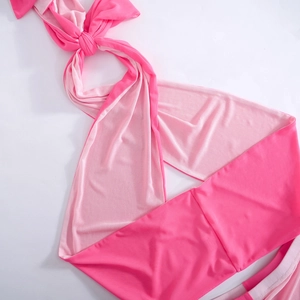 Detail eines rosa Halfterkleids mit Knotendesign und zweifarbigem Netzstrick-Muster