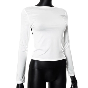Dettaglio del top bianco a maniche lunghe slim fit che mostra la trama liscia e il girocollo
