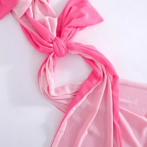 Detailansicht der rosa Strick-Neckholder-Bindung an einem sexy Patchwork-Maxikleid