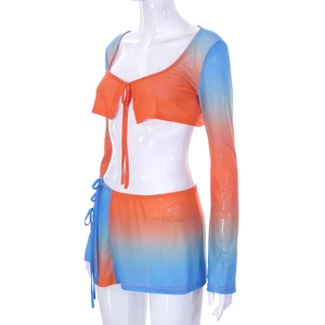 Detail von blau-orangem Ombre-Netz-Crop-Top und Minirock mit Kordelzug-Details