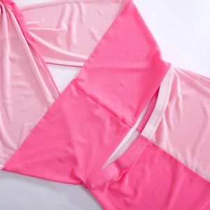 Detailaufnahme des rosa Netzstoffs mit Farblock-Design, feinen Nähten und atmungsaktiver Textur