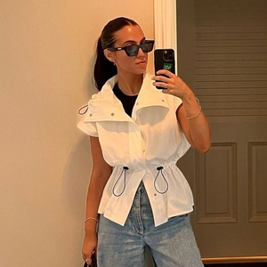 Gilet cargo blanc sans manches pour femmes avec taille à cordon et boutons-pression