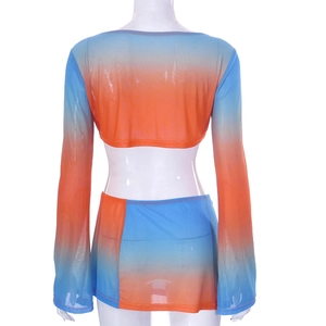 Rückansicht aus Mesh Langarm-Crop-Top und Minirock-Set mit orange-blauem Ombre-Print